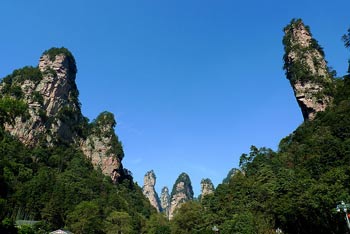 張家界國家森林公園、黃龍洞、天門山、鳳凰古城純玩五日游