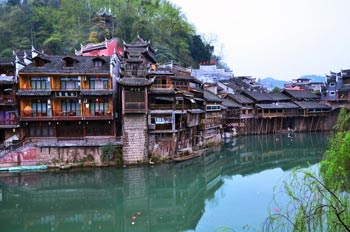  張家界國家森林公園、黃龍洞、鳳凰古城九景三晚四日游